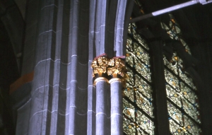gotische Säule am Übergang Mittelschiff zur gotischen Chorhalle